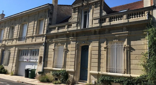 Cest une maison bleue - a blue lodge in Bordeaux, Забронировать Отель «постель и завтрак» Nansouty Saint-Genes Бордо, рядом с Theatre Le Victoire