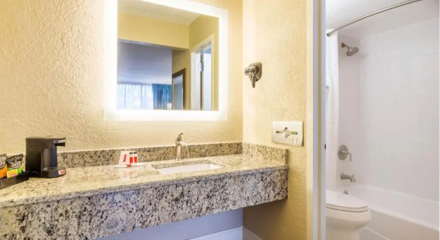 Четырёхместный номер Standard с видом на внутренний двор Howard Johnson by Wyndham Lakeland
