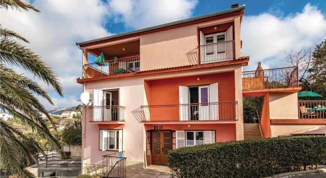 Beautiful Home in Banjol With Wifi and 2 Bedrooms, Prenota Hotel Hotel a Isole Quarnerine con parcheggio, Parcheggio