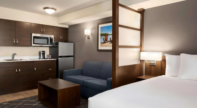Двухместный люкс Microtel Inn & Suites by Wyndham Aurora