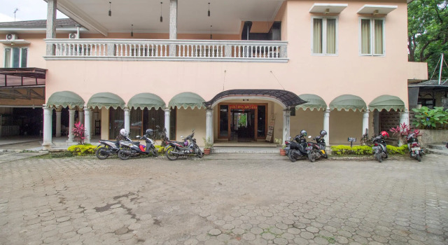 RedDoorz near Kebun Raya Bogor, Rezerwuj Hotel Hotele w Bogor z parkingiem, w pobliżu Kujang Monument, Parking
