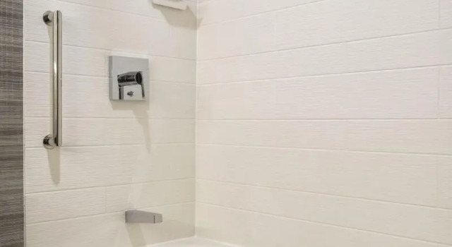 Четырёхместный клубный номер Standard с балконом Atlanta Marriott Northeast/Emory Area