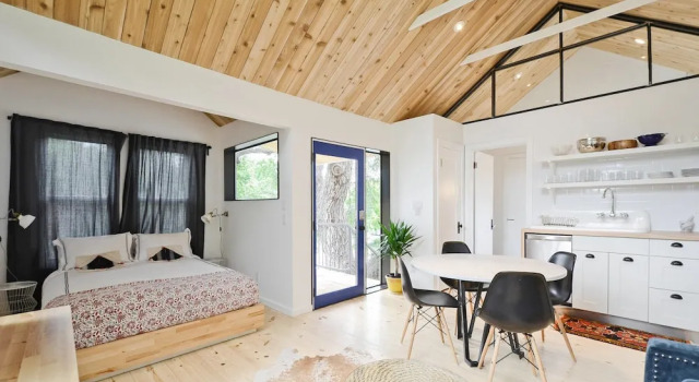1BR SoCo Treehouse Studio by RedAwning, Забронировать Отель Отели Остина 3 звезды, рядом с South First Street, 3*