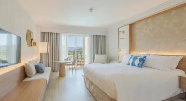 Четырёхместный номер Superior с балконом и с красивым видом из окна Denia Marriott La Sella Golf Resort & Spa