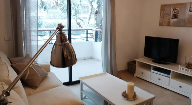 Elegant two bedroom apartment with modern design and terrace close to beaches and Cannes center 546, Забронировать Апартаменты/квартира Отели Канн с парковкой, рядом с La Californie, Парковка