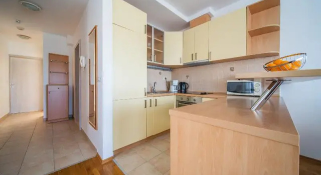 Четырёхместные апартаменты с балконом Pervanovo Apartments with Free Parking