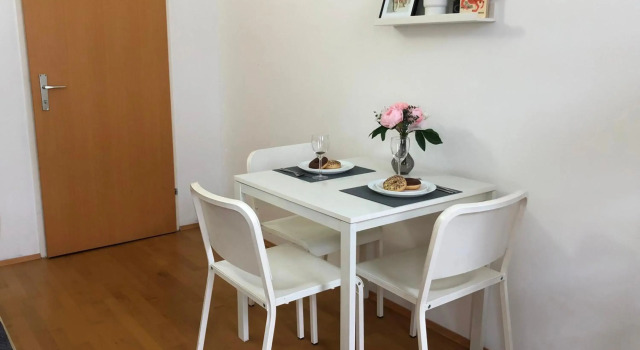 New, bright apartment near the metro!