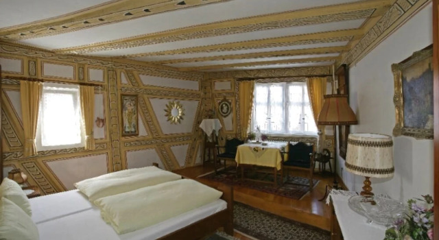 Hotel zum Riesen - älteste Fürstenherberge Deutschlands, Забронировать Отель Мильтенберг Шпессарт, рядом с Мыльтенбергский замок