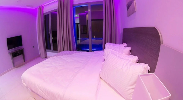 Royal Chalet, Book Chalet Hoteller i Al Khiran med pool, Swimmingpool
