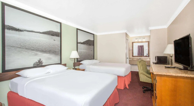 Четырёхместный номер Standard Upper Lake Inn & Suites