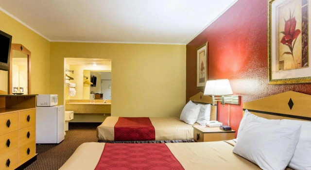 Четырёхместный номер Standard Econo Lodge Topeka Blvd.