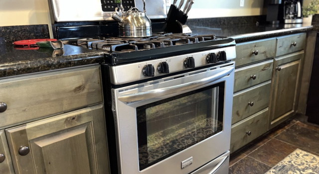 Коттедж Charming Family Retreat With New Hot Tub, Walk To Main Street & Transit Center 470 3 Bedroom Home