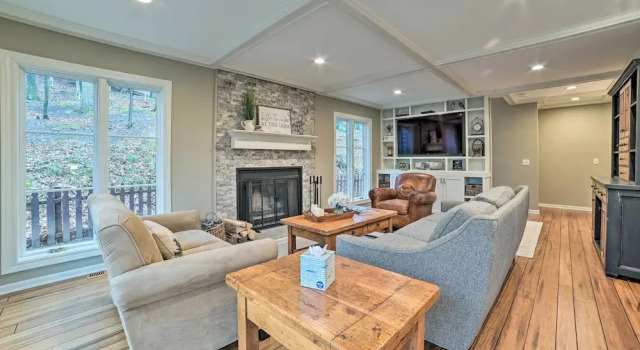 2 Mi to Tunnel of Trees: Home w/ Furnished Deck, Rezerwuj Hotel Bay Harbor Michigan