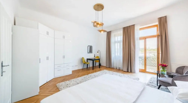 Deluxe Studio With Balcony Kingsize Bed and Free Parking in Krems Downtown, Book Hotel Krems an der Donau 