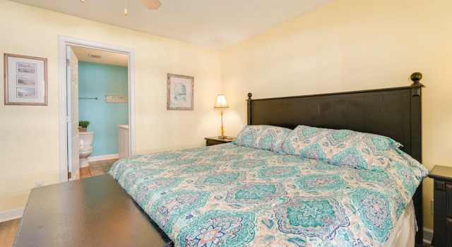 Апартаменты с 2 комнатами с балконом Oak Island Vacation Rental ~ 1 Block to Beach!