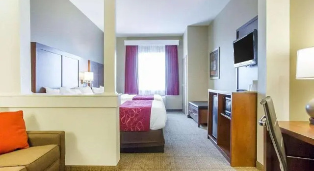 Четырёхместный люкс с балконом Comfort Suites University