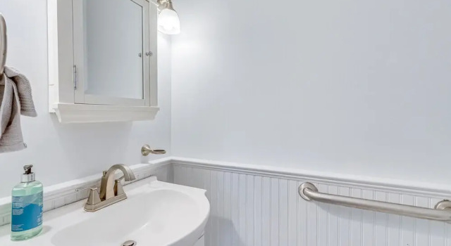Коттедж с 2 комнатами с балконом Bright Milford Beach House w/ Outdoor Shower
