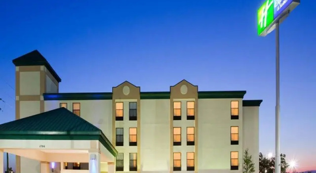 Люкс Four Points by Sheraton Fayetteville Fort Bragg