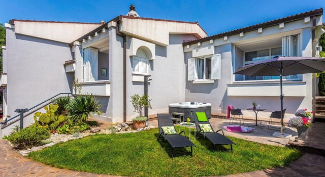Nice Home in Njivice with Hot Tub, WiFi & 1 Bedrooms, Prenota Hotel Hotel a Isole Quarnerine con parcheggio, Parcheggio