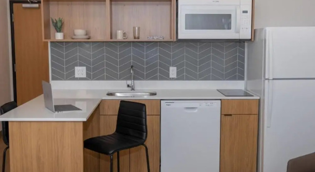 Четырёхместный люкс LivAway Suites Austin-San Marcos