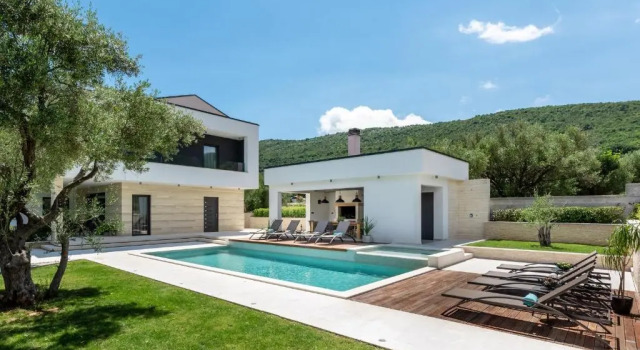 Вилла Luxurious Villa Laurea near Labin with Pool, Sauna & Sea View