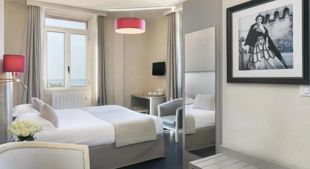 Двухместный номер Deluxe с видом на бассейн Best Western Hôtel des Orangers Cannes