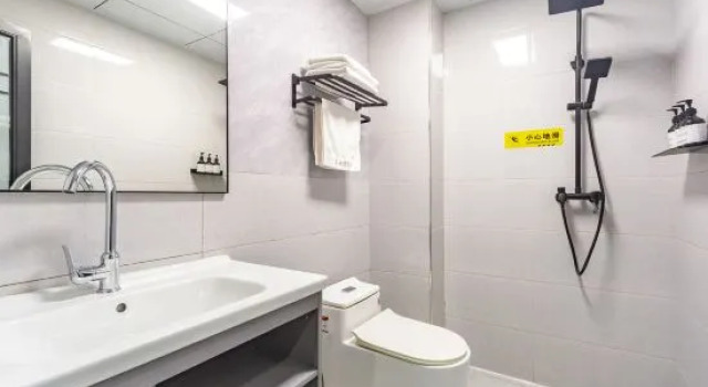 Chengbai E-sports Hotel (Xinyang Xintiandi Life Plaza), Book Hotel Xinyang Henan