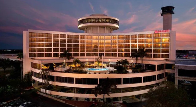 Кровать в общем номере Tampa Airport Marriott