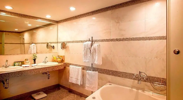 Кровать в общем номере Мансарда Theophano Imperial Palace