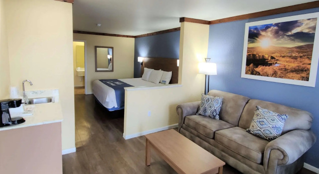 Двухместный люкс студия Days Inn by Wyndham Suites Fredericksburg