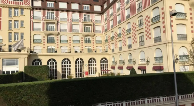 LE ROYAL (3 pièces au centre de DEAUVILLE), Забронировать Отель Отели Довиль с парковкой, рядом с Железнодорожный вокзал Трувиль-Довиль, Парковка