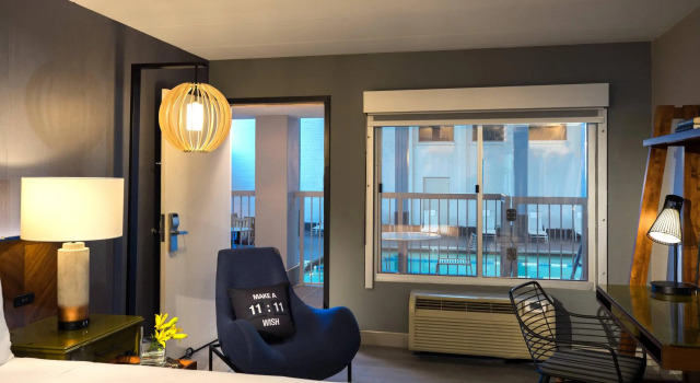 Четырёхместный номер Standard с видом на бассейн Renaissance Minneapolis Bloomington Hotel