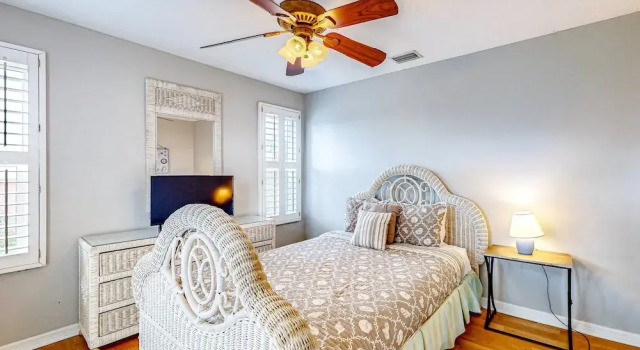 Tropical Gem w/ Courtyard & Large Deck Stroll 1 Block to Beach Boardwalk, Забронировать Дом для отпуска Виллы Saint Augustine Area, Вилла