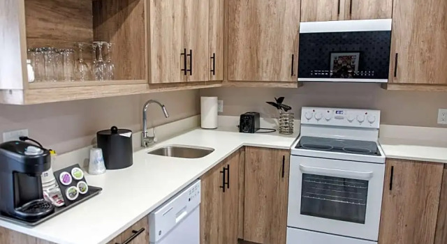 Четырёхместный семейный люкс c 1 комнатой Best Western Premier Executive Residency Medicine Hat