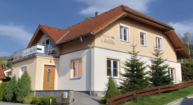 Achilla Bed & Breakfast, Забронировать Отель Отели Чески-Крумлов с парковкой, рядом с House of the Dyed Cloth, Парковка