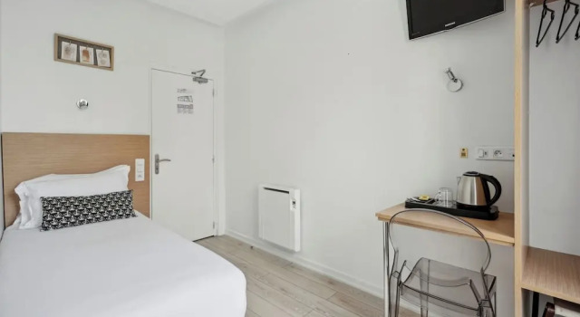 Номер Standard Hôtel Le National Clichy Paris