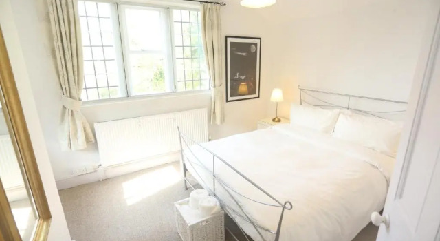 Entire Victorian Lodge in a privately gated estate with secure parking for two cars and a newly refurbished bathroom, Забронировать Отель Бат Bath and North Somerset, рядом с Университет Бата