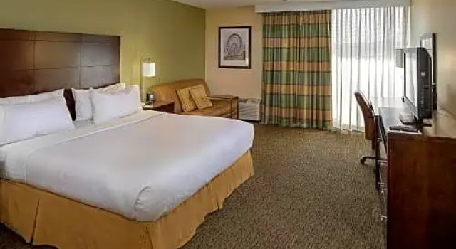 Двухместный номер Deluxe с видом на бассейн Drury Inn & Suites St. Louis Forest Park