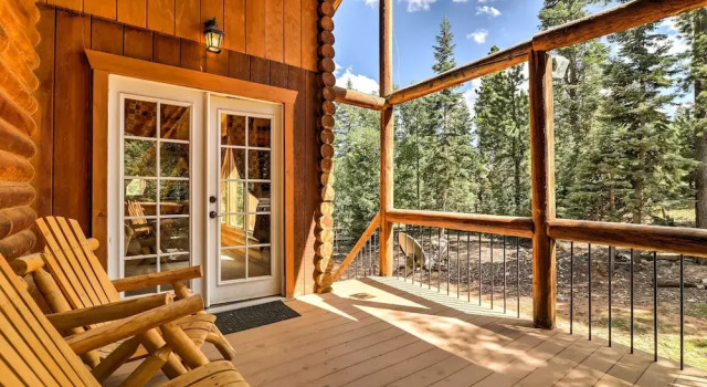 Коттедж Cozy Utah Cabin w/ Deck & Fire Pit!