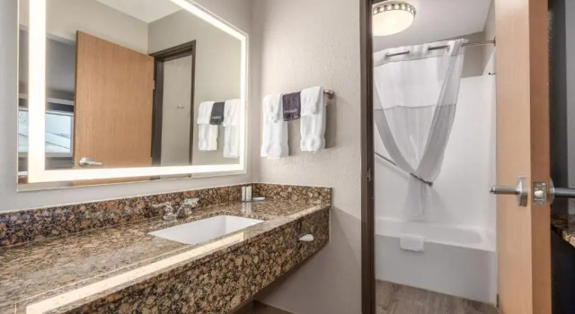 Номер Superior AmericInn by Wyndham New Richmond
