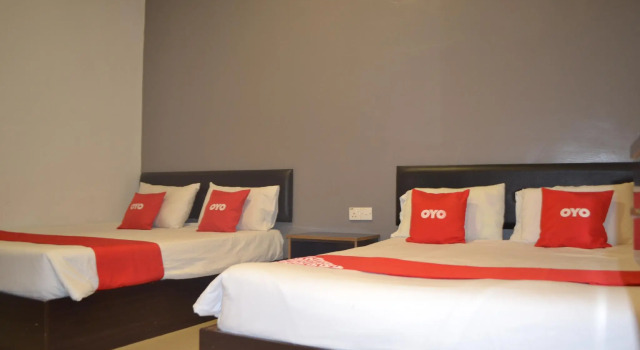 Suite OYO 89715 CK Hotel