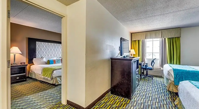 Четырёхместный люкс с 2 комнатами Wyndham Garden Wichita Downtown