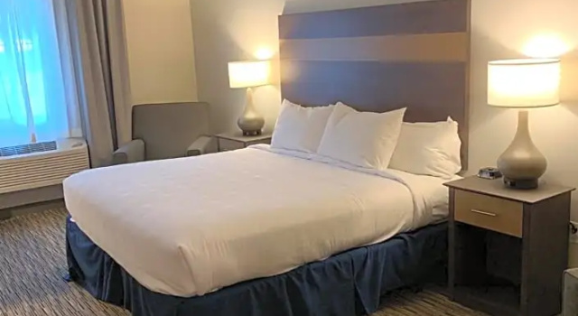 Люкс Deluxe Little Crow Hotel & Conference, Trademark by Wyndham