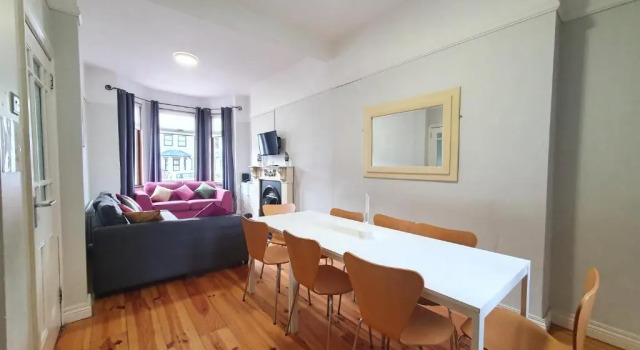 Коттедж с 4 комнатами Shaftesbury Avenue Townhouse