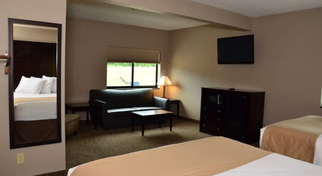 Четырёхместный семейный люкс Qube Hotel - Polk City