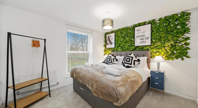 Stylish 2 Bedroom 2 Bathroom Apartment - 8 Minutes Drive to Central MK - with Free Parking & Smart TV by Yoko Property, Varaa Huoneisto Asunnot kohteessa Merseyside, Huoneisto