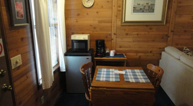 Brackenridge Lodge, Забронировать Отель Отели Юрика-Спрингса с парковкой, рядом с Городской концертный зал Юрека-Спрингса, Парковка