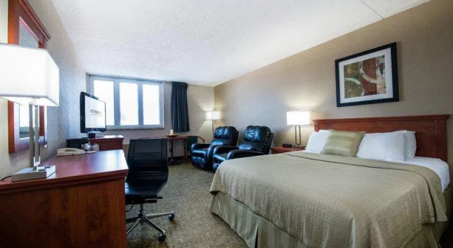 Кровать в общем номере Superior Inn Hotel and Conference Centre Thunder Bay