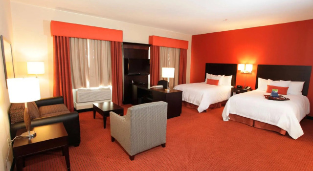 Четырёхместный люкс Hampton Inn & Suites Phoenix Chandler-Fashion Center AZ