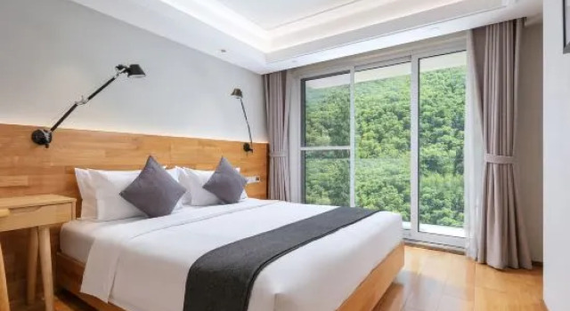 Семейный люкс с 2 комнатами с балконом Movespring Hotel